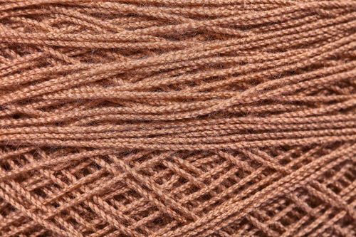 变废为宝 巧手将废旧布料编织成温暖创意地毯